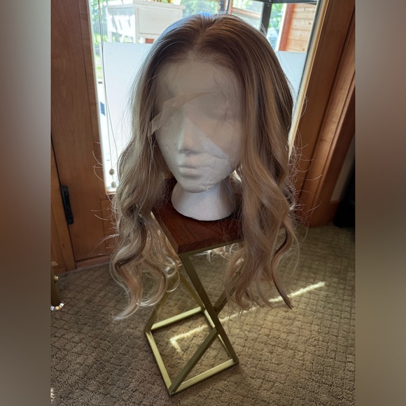 NWT Chelsey Smith Cosmetics Crowns - Petite Chelsey Blonde! So striking! - Picture 2 of 6